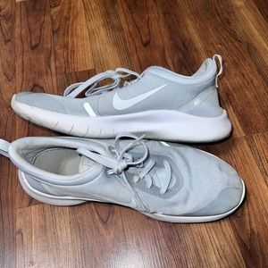 womens nike tennis shoe